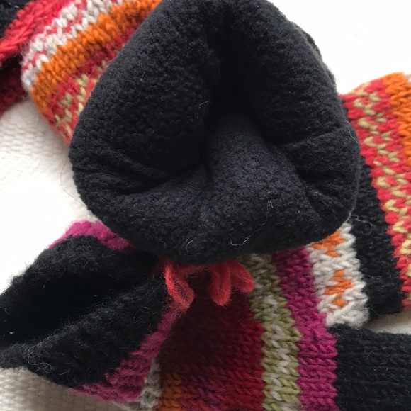 PomPom Hat & Mittens - Picture 2 of 3